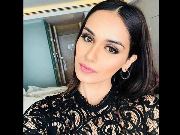 ആദ്യ സുന്ദരിയുമായി...