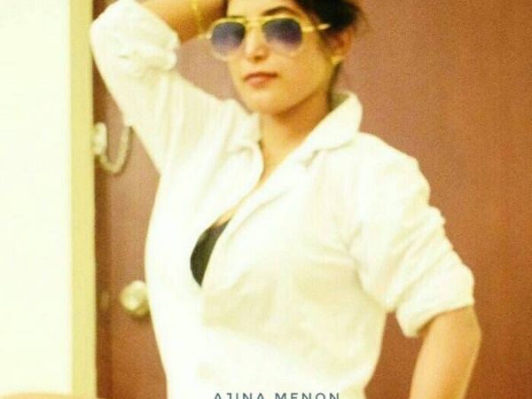 പെൺകുട്ടികളെ പ്രലോഭിപ്പിക്കുന്നു