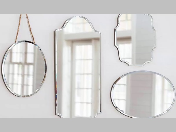 ചുവരില്‍ കണ്ണാടികള്‍ സ്ഥാപിച്ചാല്‍ 