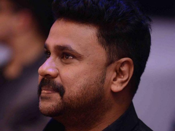 ബാല്‍ക്കണിയില്‍ നിന്ന് കൈവീശി ദിലീപ്