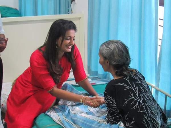 മകളെപ്പോലെ മാറോടണച്ച് അമ്മമാർ