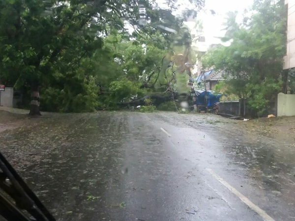 ഗുജറാത്ത് തീരത്തേക്ക് അടുക്കന്നു