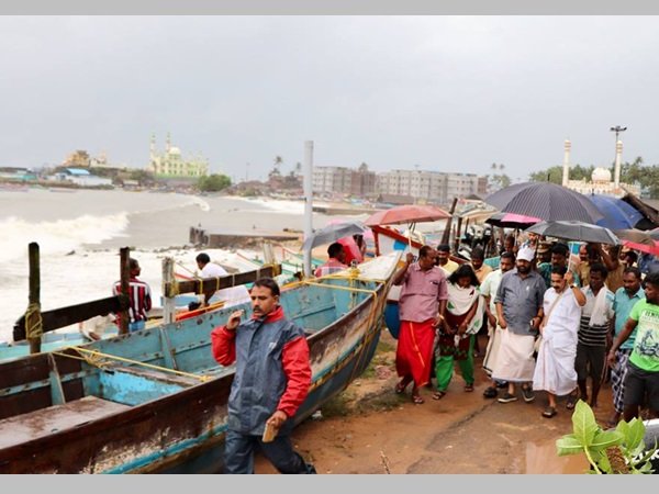 മന്ത്രിമാർക്ക് കൂവൽ 