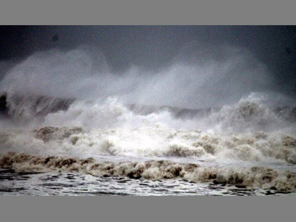 തിരച്ചിലിനായി 12 കപ്പലുകള്‍