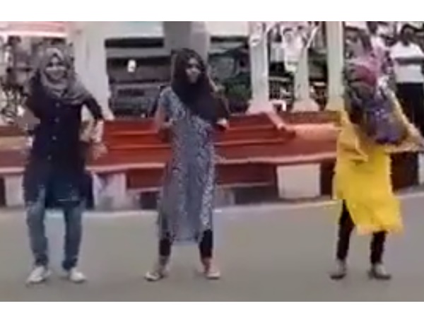 അതും സംഘികളുടെ തലയിൽ