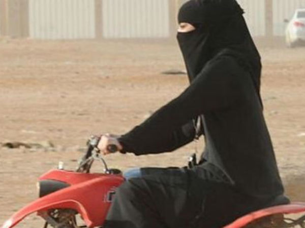 ബൈക്കില്‍ പറക്കുന്ന സ്ത്രീകള്‍