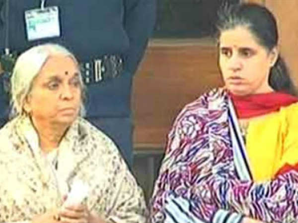  ഷൂസ് അഴിപ്പിച്ചു