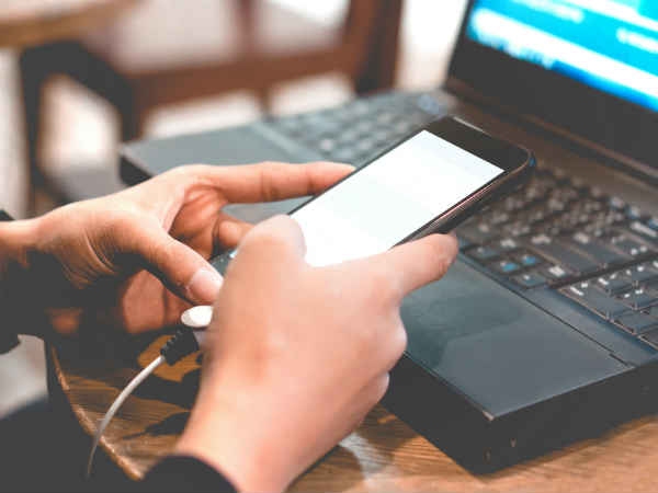  ട്രിബ്യൂണിനും മാധ്യമപ്രവര്‍ത്തകയ്ക്കുമെതിരെ 