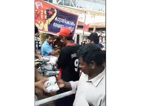 ആ... വാഹനത്തിന് മുന്നിൽ നീണ്ട നിര കാണാം! ആ... വാഹനത്തിന് മുന്നിൽ നീണ്ട നിര കാണാം!