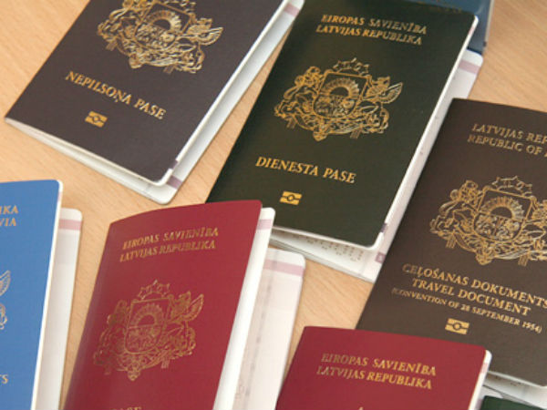 നീലയിലും രണ്ട് വിഭാഗം