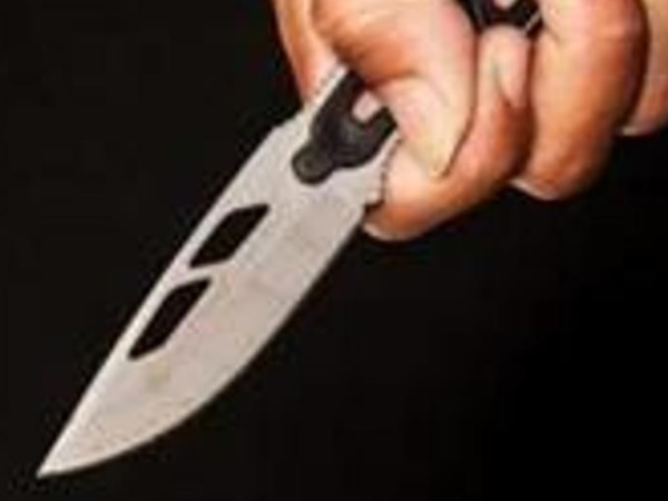  കൂര്‍ത്ത ആയുധം കൊണ്ട് 