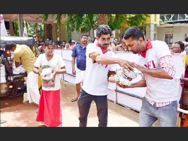 ഒരു ദിവസം 7000 പൊതിവരെ... ഒരു ദിവസം 7000 പൊതിവരെ...