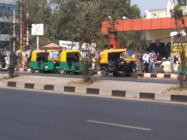 സ്വകാര്യ വാഹനങ്ങളും തടയുന്നു