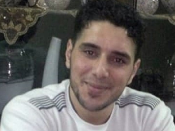 വെടിവച്ച് സൈനികര്‍ക്ക് റോസാപ്പൂ സമ്മാനം