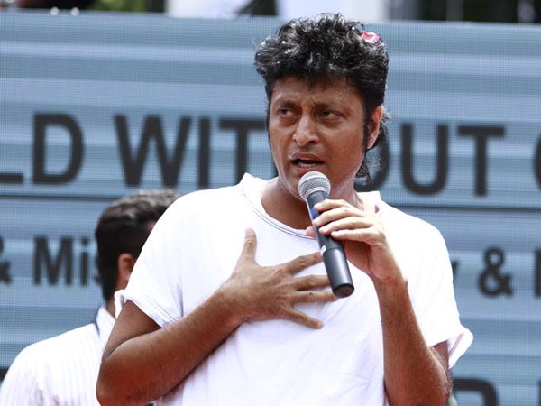 ഒറ്റയ്ക്കല്ല