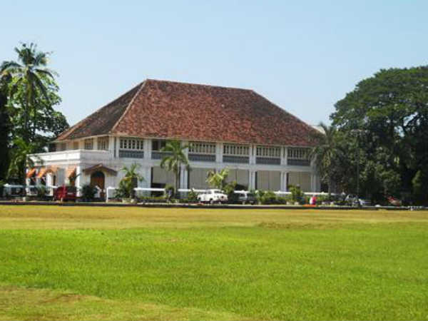 ദര്‍ബാര്‍ ഹാളില്‍ അതിക്രമവും