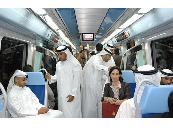 മെട്രോ തന്നെ മുന്നില്‍