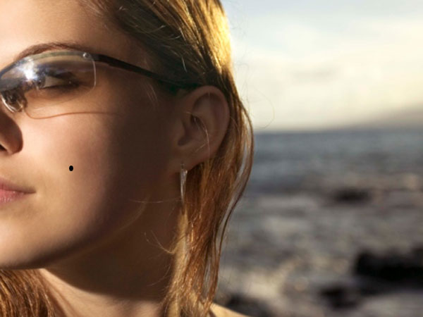 കുടുംബം സുഖം ഉറപ്പാക്കുന്ന കവിളിലെ മറുക്