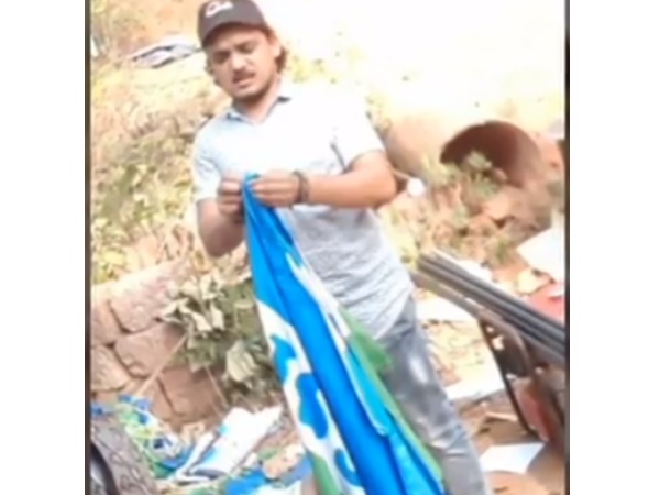 കൊന്നത് വാളുകൾ കൊണ്ട്