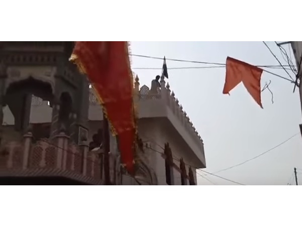 തമ്മിൽത്തല്ലി ഹിന്ദുക്കളും മുസ്സീങ്ങളും