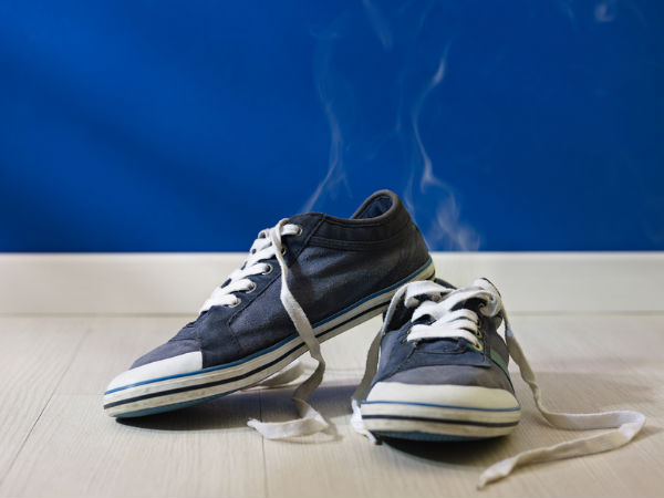 വിദേശകാര്യമന്ത്രിക്കെതിരെയും ഷൂ ഏറ് വിദേശകാര്യമന്ത്രിക്കെതിരെയും ഷൂ ഏറ്