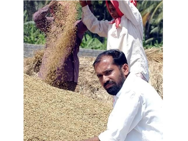 ഇഎംഎസിന്റേയും എകെജി യുടെയും പ്രതിമ