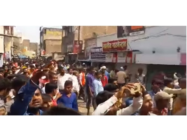 വർഗീയ കലാപം പടരുന്നു