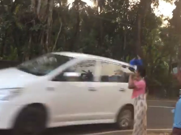 നീലക്കൊടി... നീലക്കൊടി...