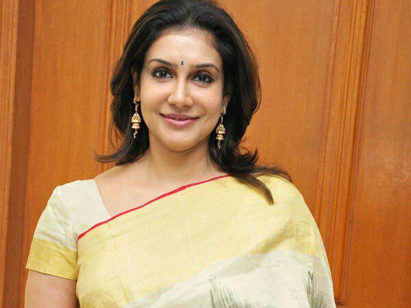 കറുത്ത സ്ത്രീ കവർ ഫോട്ടോയിൽ