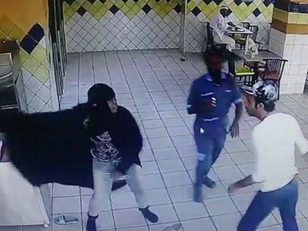 ഷെഫിനെ മര്‍ദ്ദിക്കുന്നു