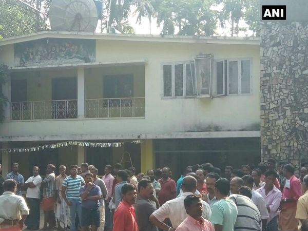 വിവസ്ത്രമായ നിലയിൽ... വിവസ്ത്രമായ നിലയിൽ...