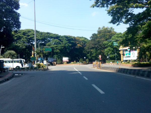 യുവാക്കള്‍ റോഡിലിരുന്നു