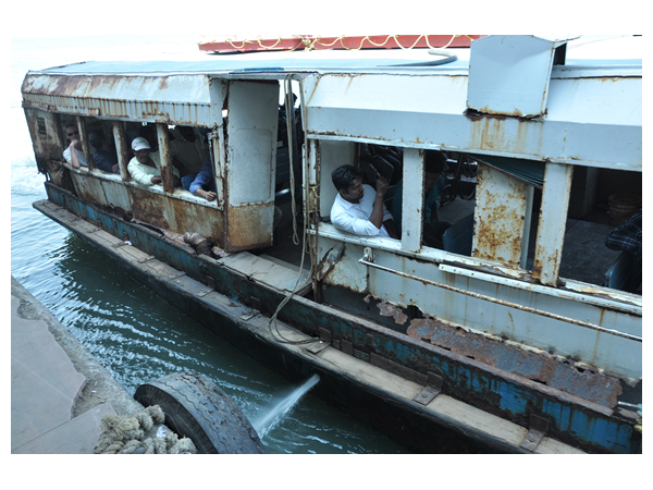 ബോട്ടുകൾ ദയനീയം..ജീവൻ കയ്യിലേന്തി..