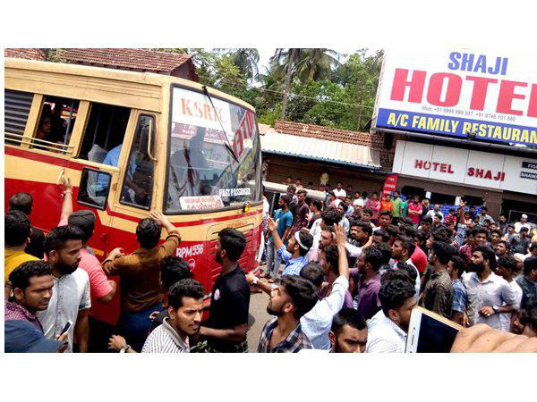 അയ്യായിരത്തോളം ആളുകൾ...