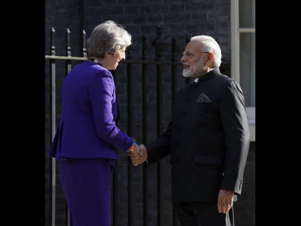  പ്രതിഷേധ വസ്ത്രമണിഞ്ഞ്...