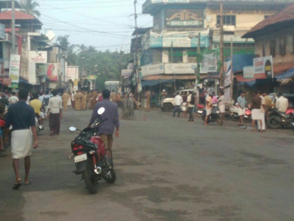 റോഡുകളിൽ തടസം...