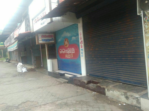 ബസുകൾ അടിച്ചുതകർത്തു...