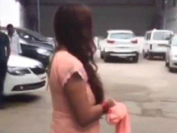 വസ്ത്രം പരസ്യമായി മാറണം