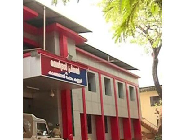ചെരിപ്പ് തുരന്ന് സിംകാർഡ് ഒളിപ്പിക്കും