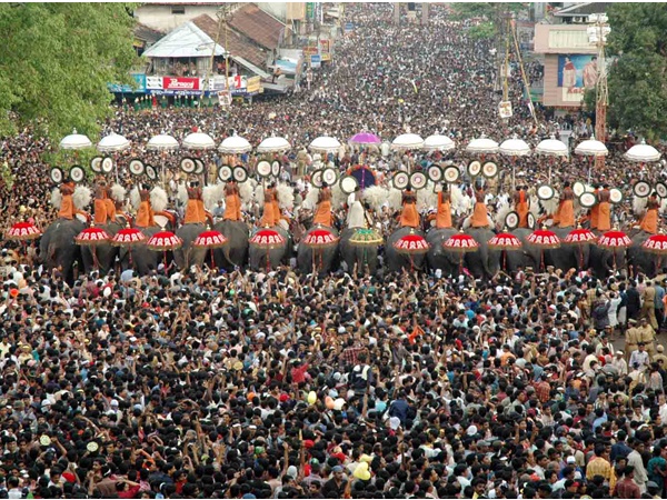 ഓലക്കുട ചൂടി.. പുതുമയുടെ വഴിയിലേക്ക്