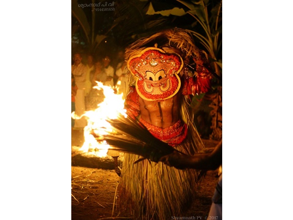 ശിവന്‍ സംഹാര താണ്ഡവം ആടുന്ന പ്രതീതി