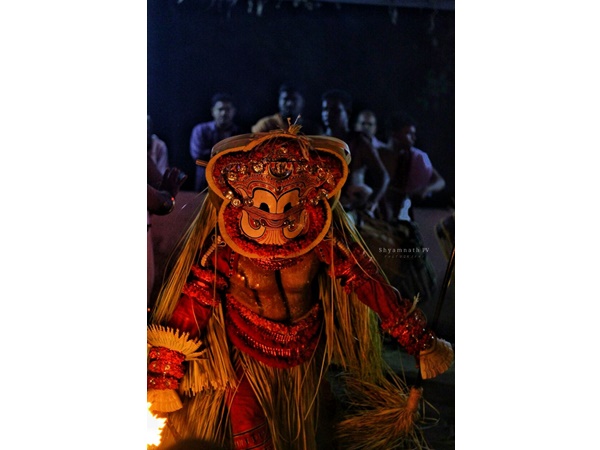 കളം നിറഞ്ഞാടുന്ന പൊട്ടൻ തെയ്യം