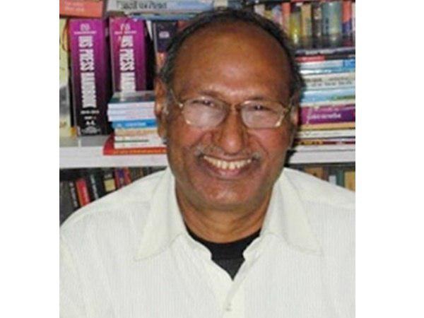 വിദ്യാര്‍ത്ഥിനികള്‍ക്കൊപ്പം നൃത്തം