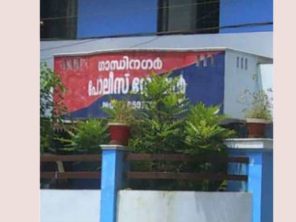 അടുക്കള വാതിൽ തകർത്തു