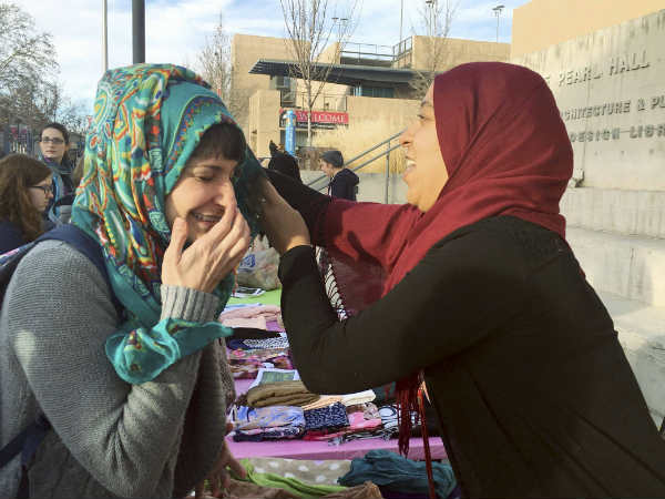 ആകര്‍ഷണ നീക്കങ്ങള്‍