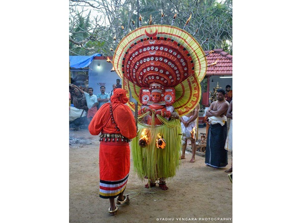 അനുഗ്രഹിച്ചു നീങ്ങി