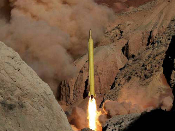 രണ്ടു ചേരികള്‍ തമ്പടിച്ചിരിക്കുന്നു