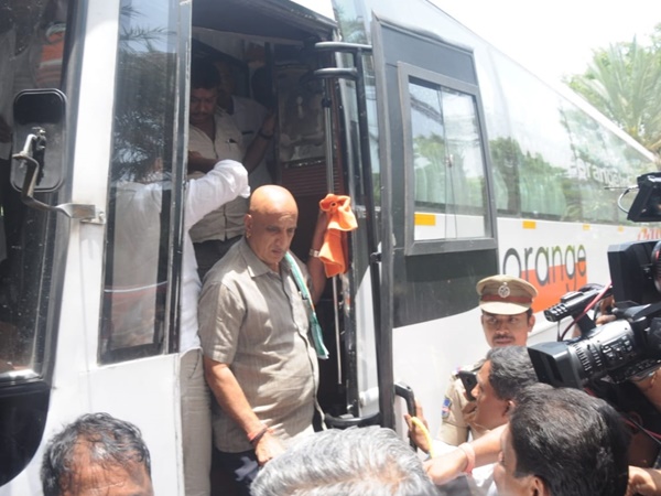  14 എംഎല്‍എമാരുടെ രാജി! 