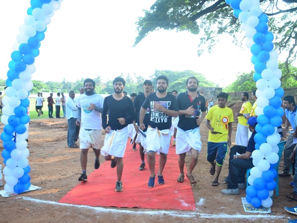 മുണ്ടുടുത്തും കൂട്ടയോട്ടം