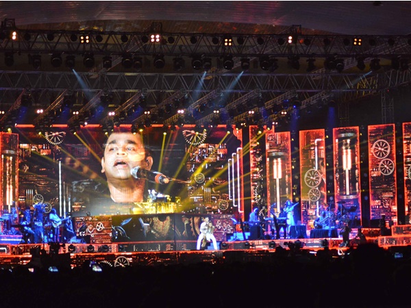 ഒരു നോക്ക് കാണാൻ അക്ഷമയോടെ